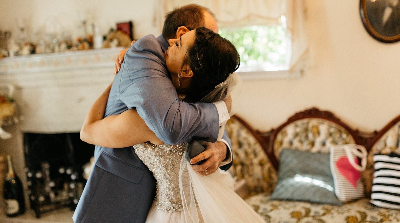 Padre della sposa muore mentre balla con la figlia, dramma al banchetto nuziale