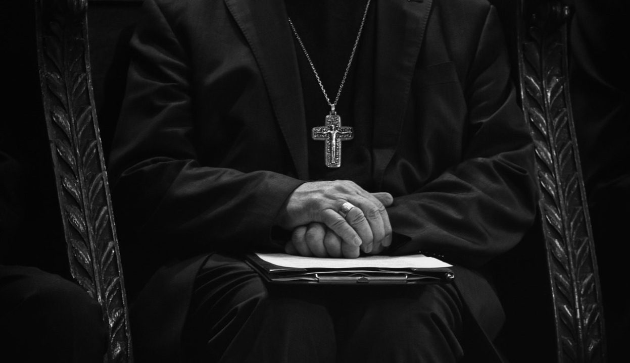 Vescovo lascia la chiesa: “Innamorato di una scrittrice di romanzi erotici”