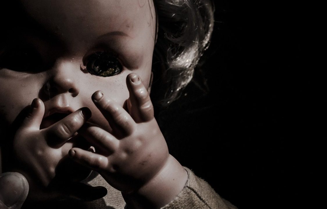 Ristruttura casa e trova una bambola murata con un biglietto terrificante