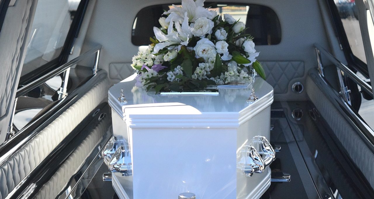 Pubblica la foto della nonna nella bara, scoppia la rissa alla camera mortuaria