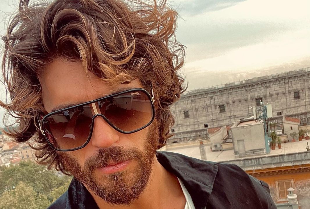 Palermo, bloccano l’auto di Can Yaman e aprono lo sportello: “Scene vomitevoli”