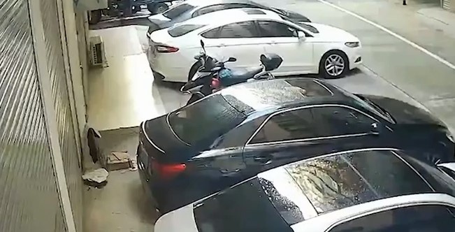 ‘O famo strano! Donna vola dal balcone mentre fa sess0 col fidanzato – Video choc