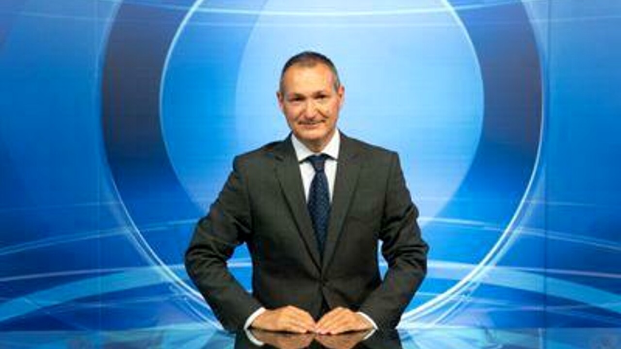 Direttore senza Green Pass conduce il telegiornale all’aperto