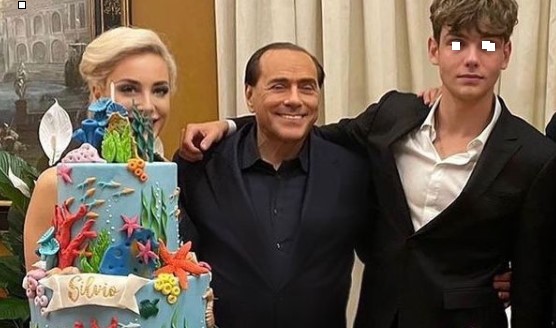 Silvio Berlusconi festeggia con il nipote omonimo ma la torta ruba la scena ad entrambi