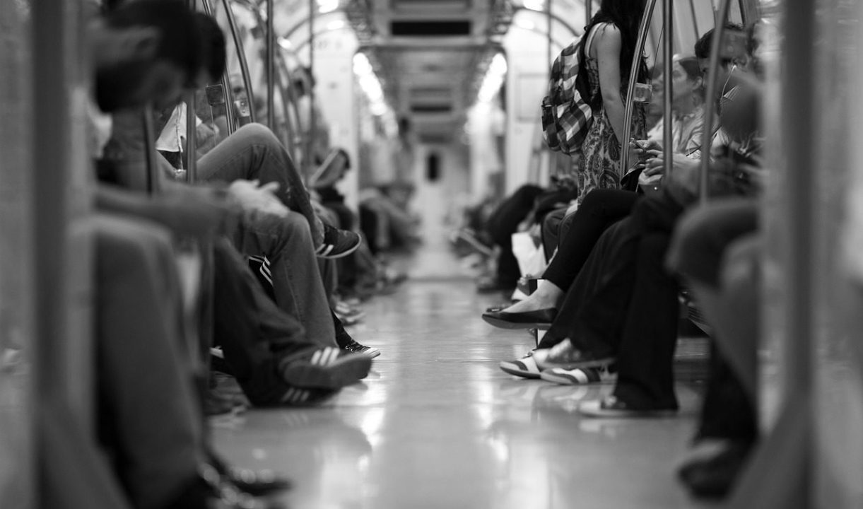 Sess0 orale in metropolitana in pieno giorno, la foto è virale