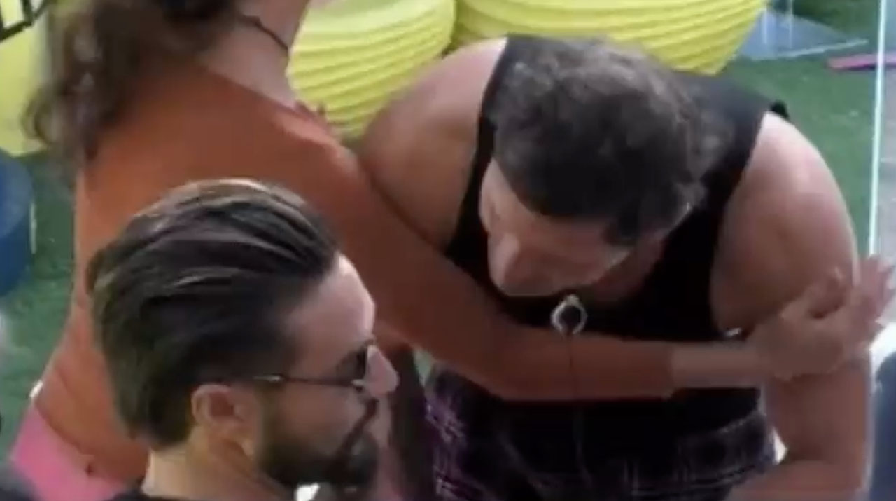 “Vieni, vieni”, rissa sfiorata al “GF Vip” tra Aldo Montano e Alex Belli – Video