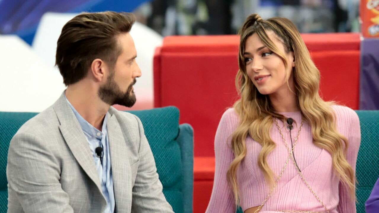 Alex Belli senza freni: “Soleil, tu mi mandi fuori di testa. Vorrei fuggire da te ma non ci riesco”