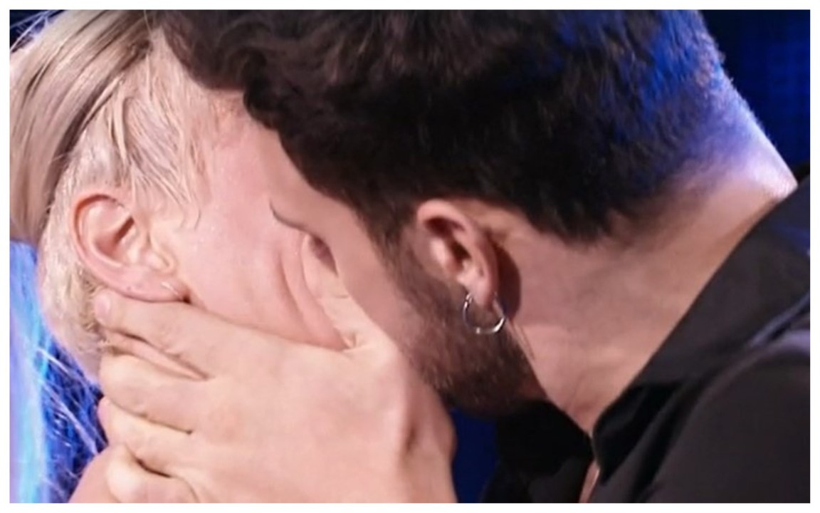 Arisa e il suo insegnante si baciano in diretta e infiammano “Ballando con le stelle”