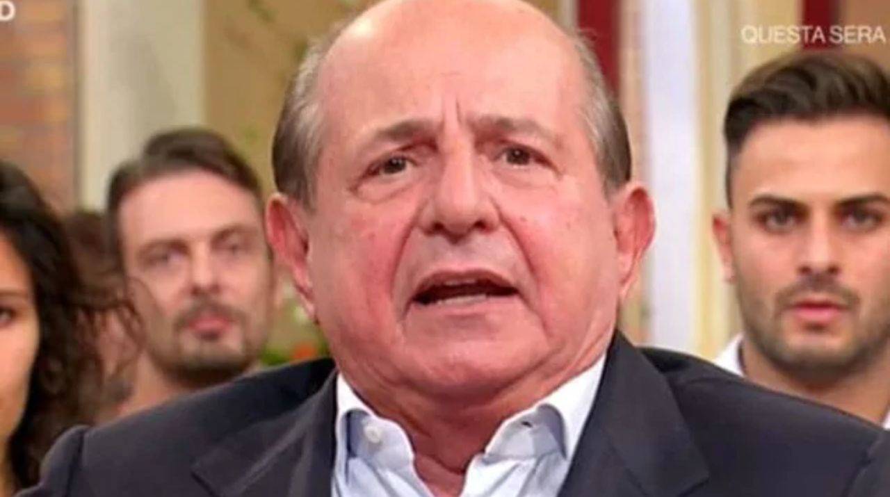 Il suo programma non va in onda e Magalli sbotta: “In 40 anni mai visto nulla di simile”