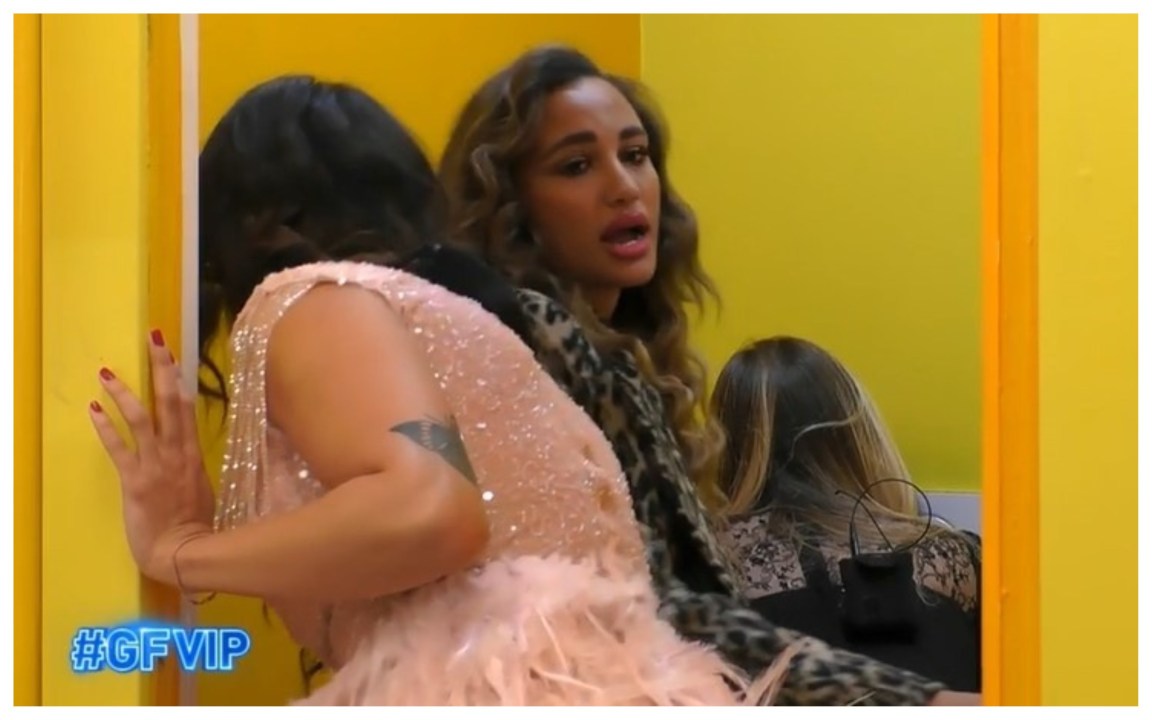 “GF Vip”, Lulù sbrocca in diretta: si chiude in bagno e offende tutti
