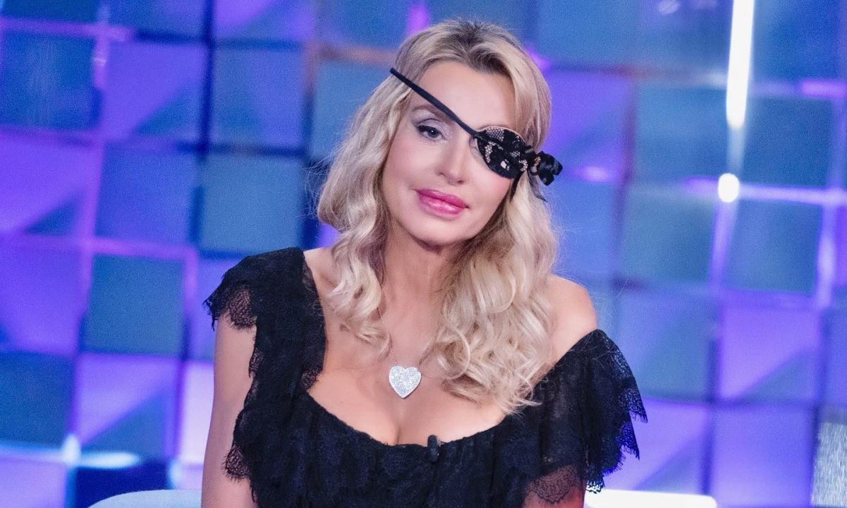 Valeria Marini con l’occhio bendato in tv: “Ho rischiato di perdere la vista”