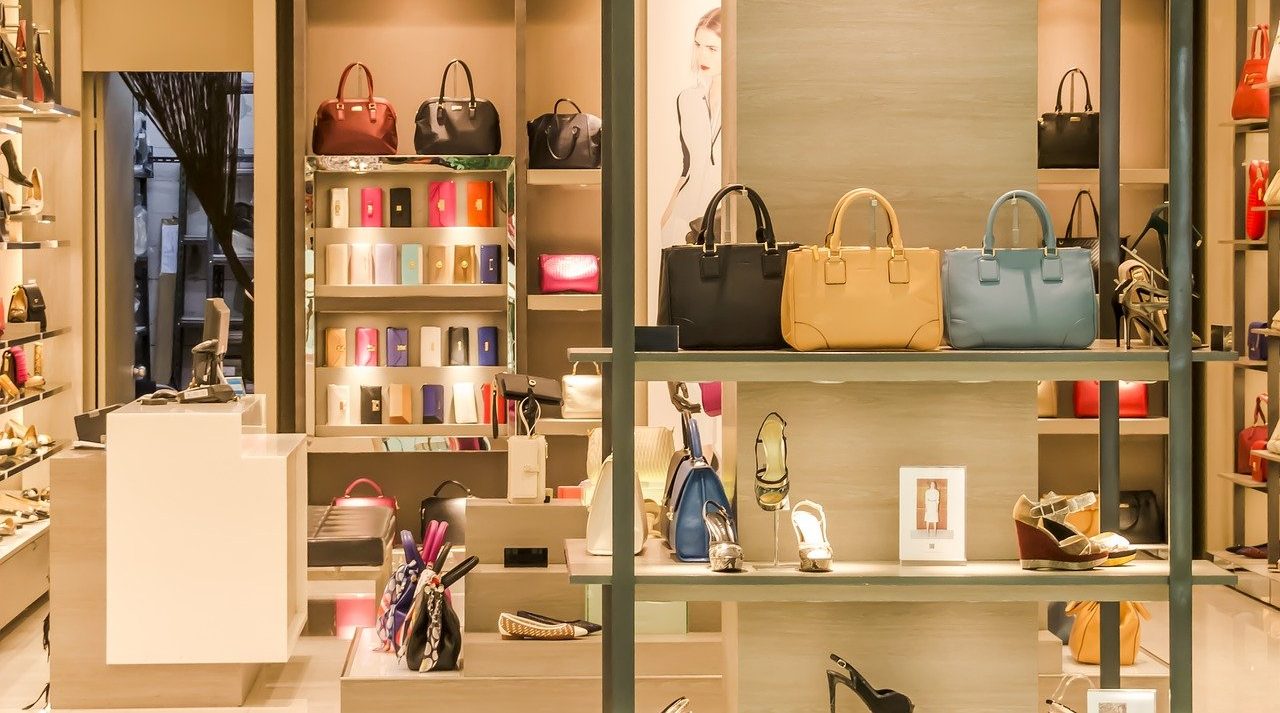 Ruba un paio di scarpe, poi la giustificazione choc: “E’ colpa del vaccino”