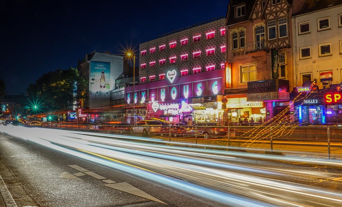 Va a prostitute e trova la moglie