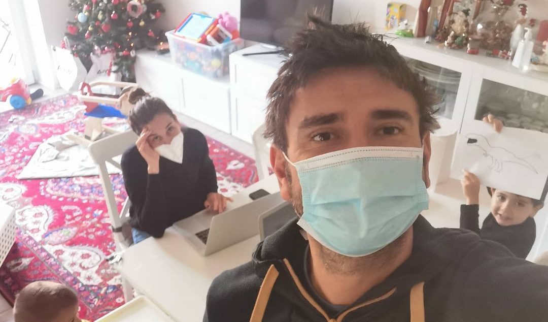 Alessandro Di Battista ha il Covid: “Io e la mia compagna siamo positivi”