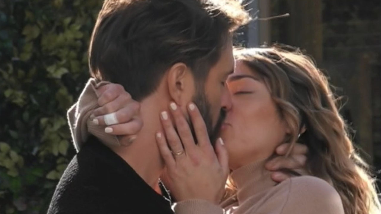 Alex Belli palpa il seno a Soleil, poi lei lo bacia e lo accusa: “Sei falso”