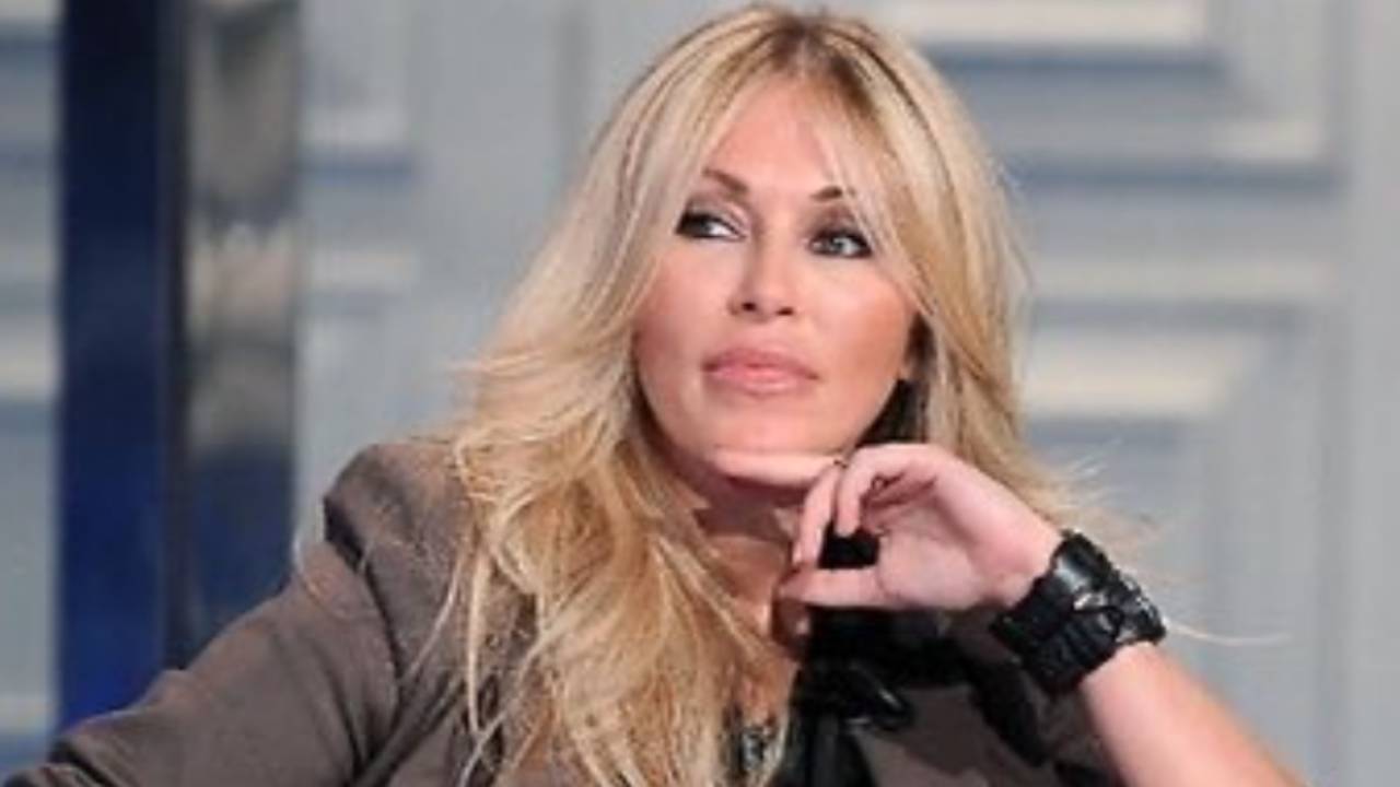 “Barbie di plastica”, “Truffatrice”:  Roberta Bruzzone denuncia ex amica per stalking