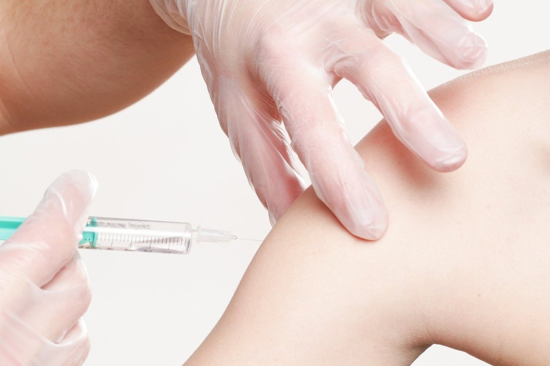 No vax col braccio finto, parla l’infermiera: “Ho pensato che avesse un arto amputato”