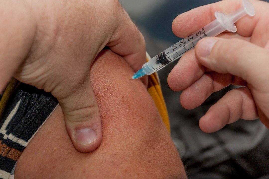Covid, pro-vax si vaccina 11 volte: “Dalla prima dose neanche un raffreddore”