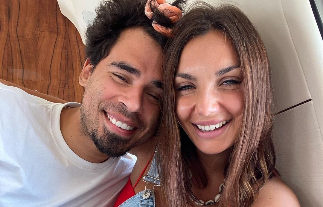 Vasca idromassaggio e coccole, il Capodanno h0t di Elettra Lamborghini