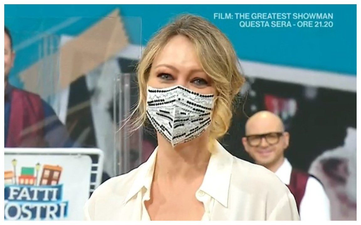 “I Fatti Vostri”, ecco perchè Anna Falchi va in onda con la mascherina Ffp2