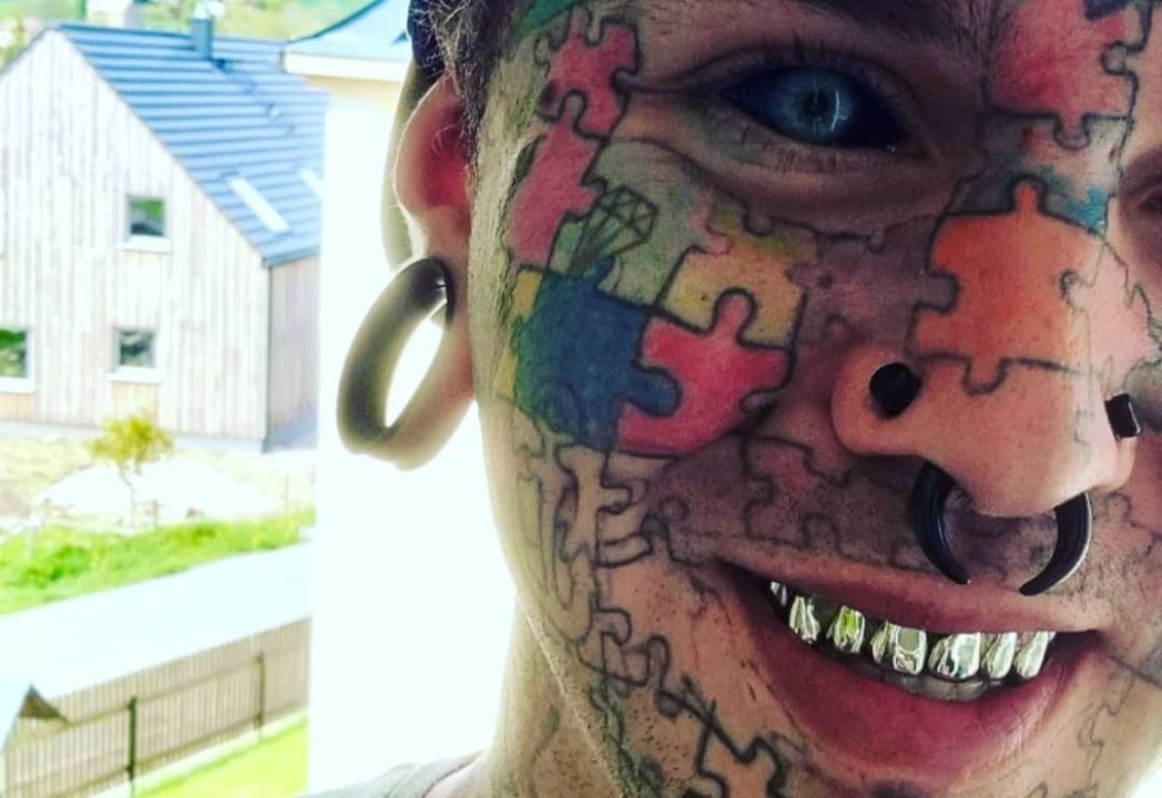 Spende 15mila euro per trasformare il suo volto in un puzzle