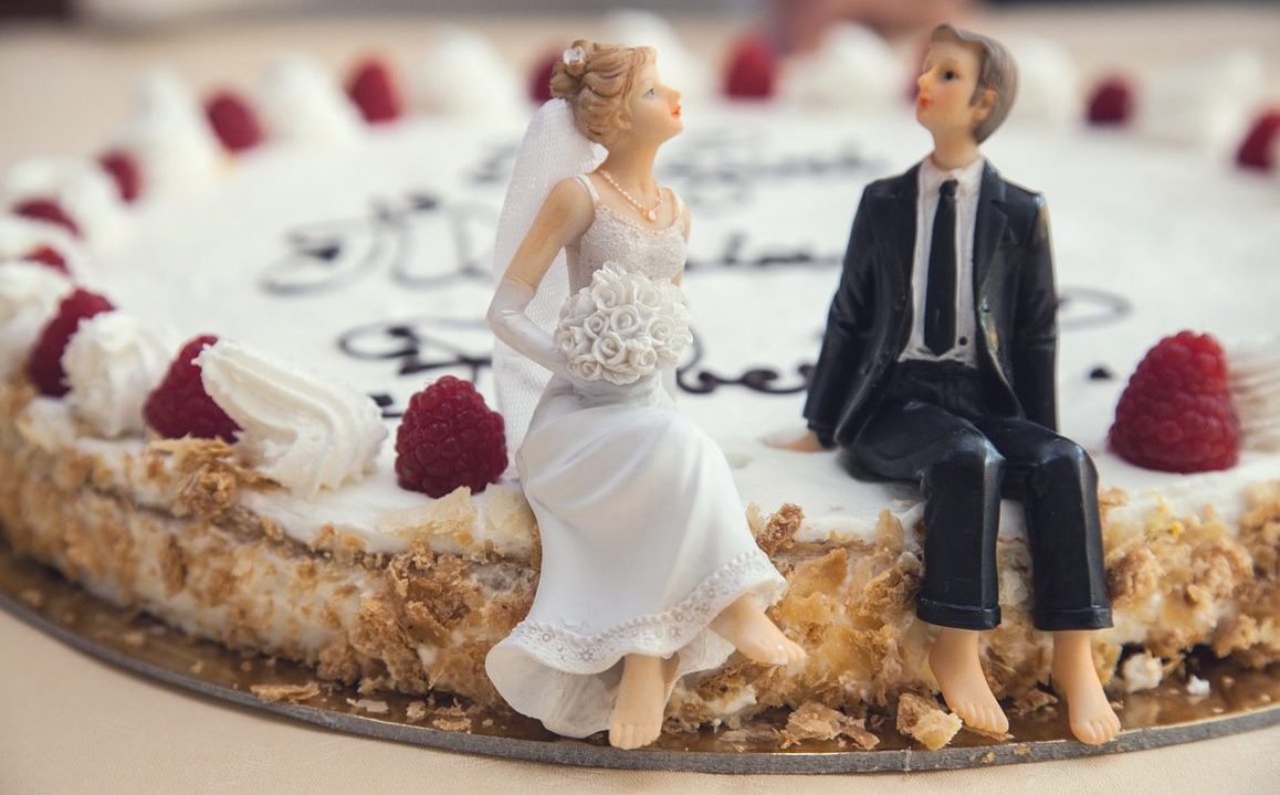 Torta in faccia alla neo moglie durante il banchetto nuziale, lei chiede il divorzio