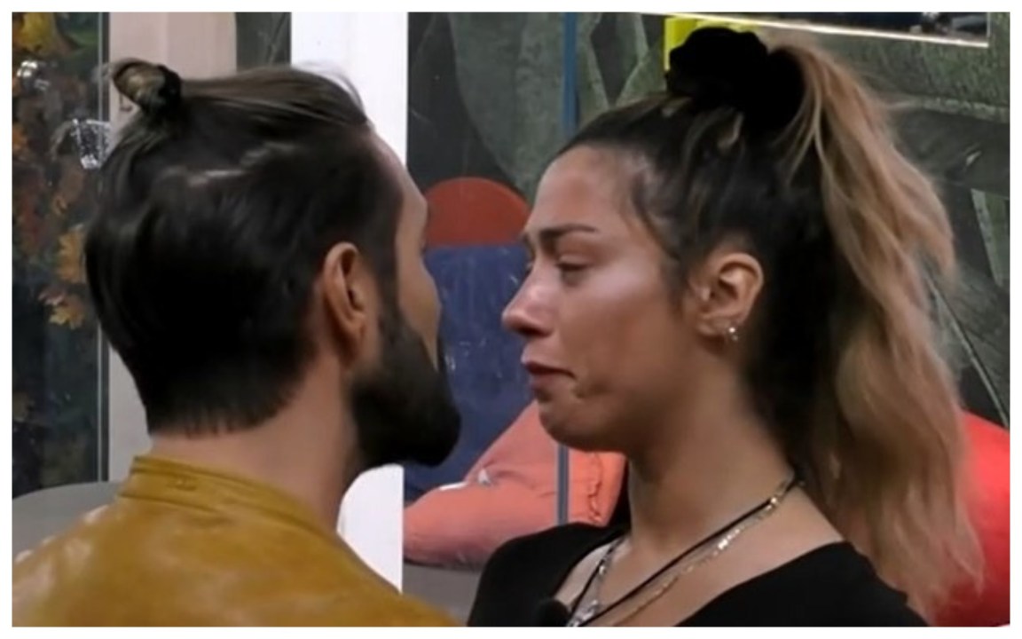 Soleil crolla tra le braccia di Alex: “Stai lì a mettere lo smalto a Delia, non vieni mai da me”