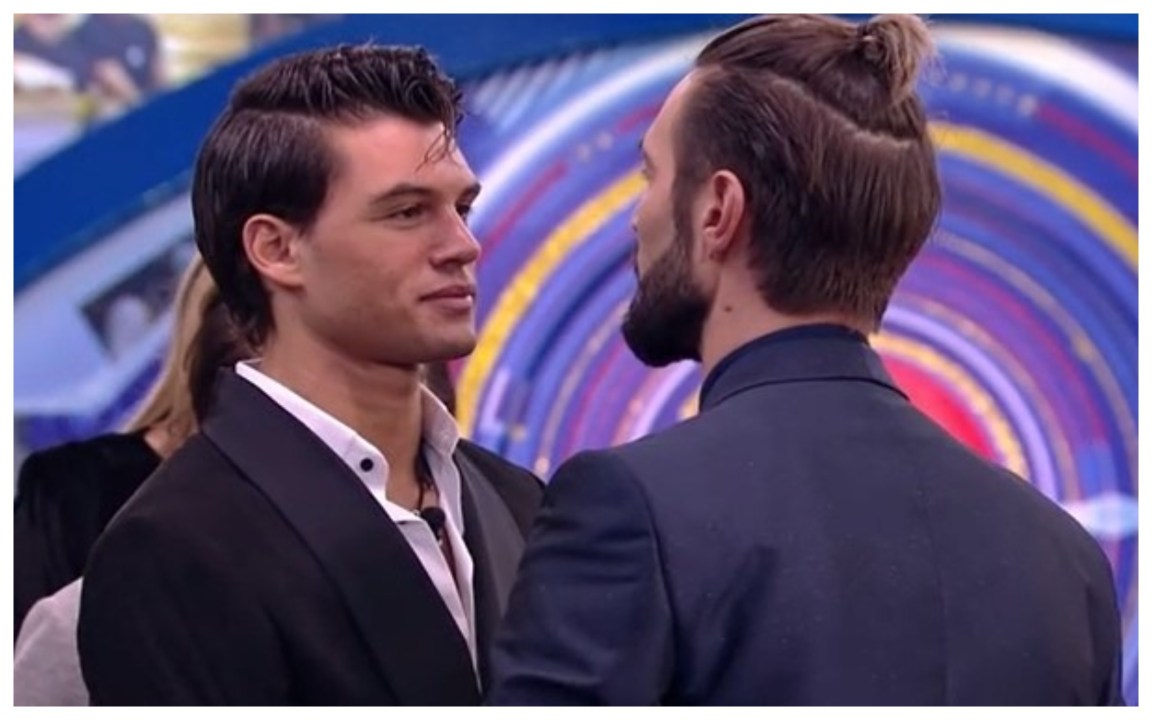 “Io, te e Delia…”, Alex Belli fa una proposta indecente al coinquilino