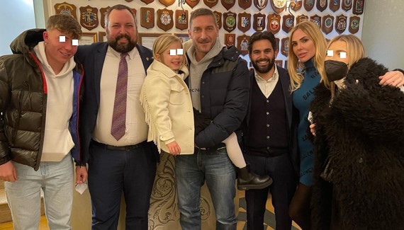 Totti e Ilary a cena fuori assediati da giornalisti e paparazzi (l’ex calciatore non bacia la moglie)