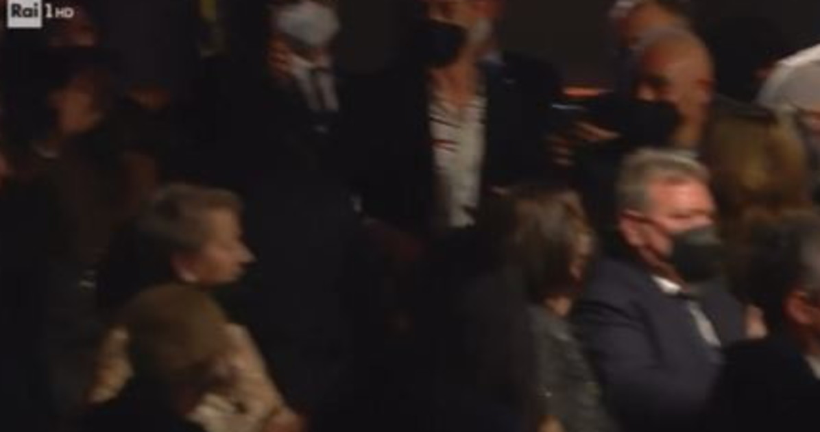 Caos al teatro Ariston, donna ferita in platea: ecco quello che non è andato in onda