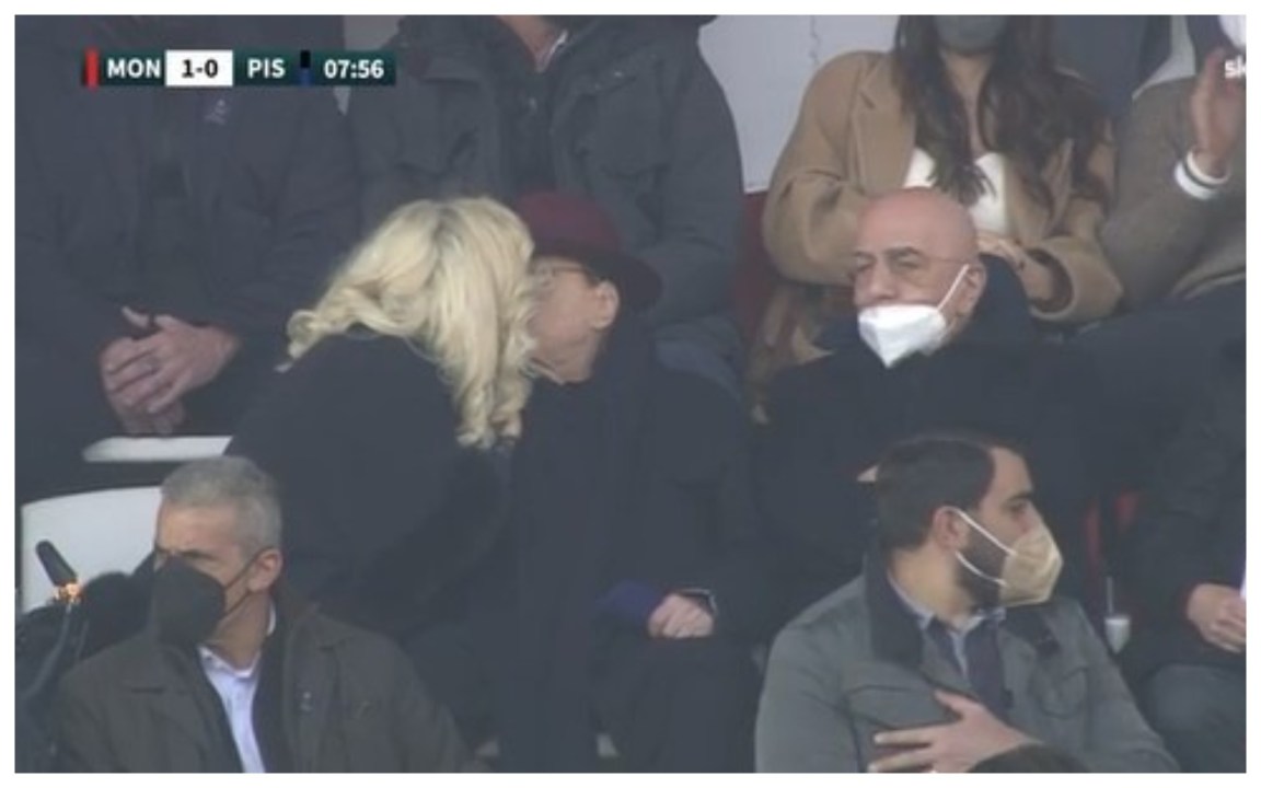 Silvio Berlusconi torna allo stadio, dopo il gol scatta il bacio con la fidanzata