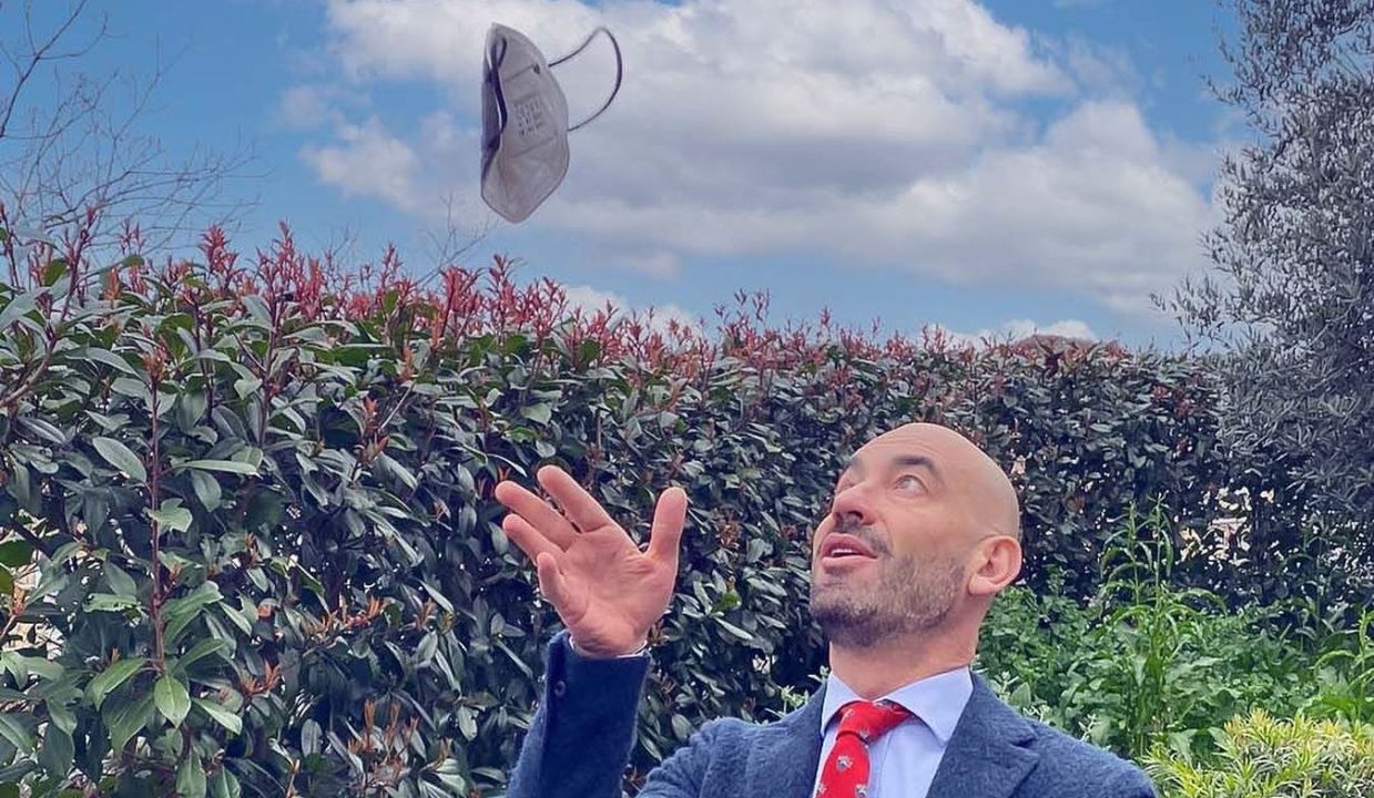 Matteo Bassetti lancia in aria la mascherina: “Viva la vida, torniamo a divertirci”
