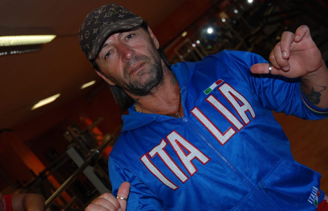 Ex naufrago confessa: “Oggi campo di espedienti e cerco tra i rifiuti oggetti da vendere”