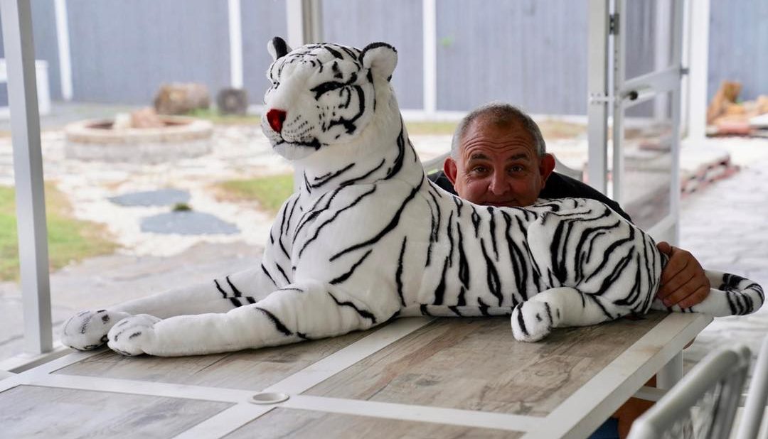 Mette in vendita la villa al mare con ex marito incluso