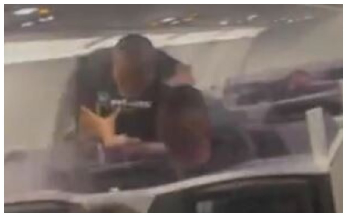 Mike Tyson in aereo prende a pugni un passeggero che lo aveva infastidito – Video