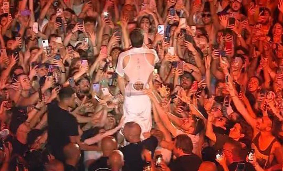 Blanco palpeggiato da una fan durante il concerto: sui social scoppia il putiferio ma lui tace