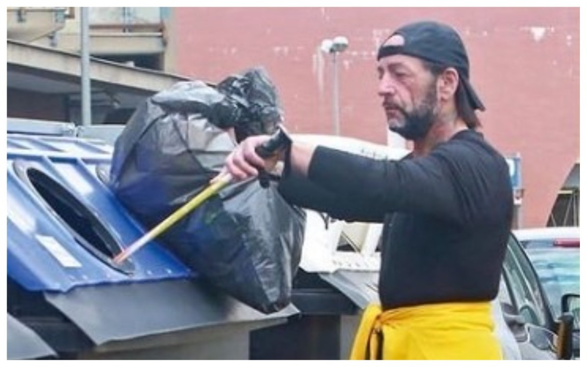 La disperazione dell’ex naufrago, per sopravvivere rovista nella spazzatura