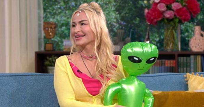 Emanuela Rose: “Amo un alieno, fa l’amore  meglio di qualsiasi terrestre”