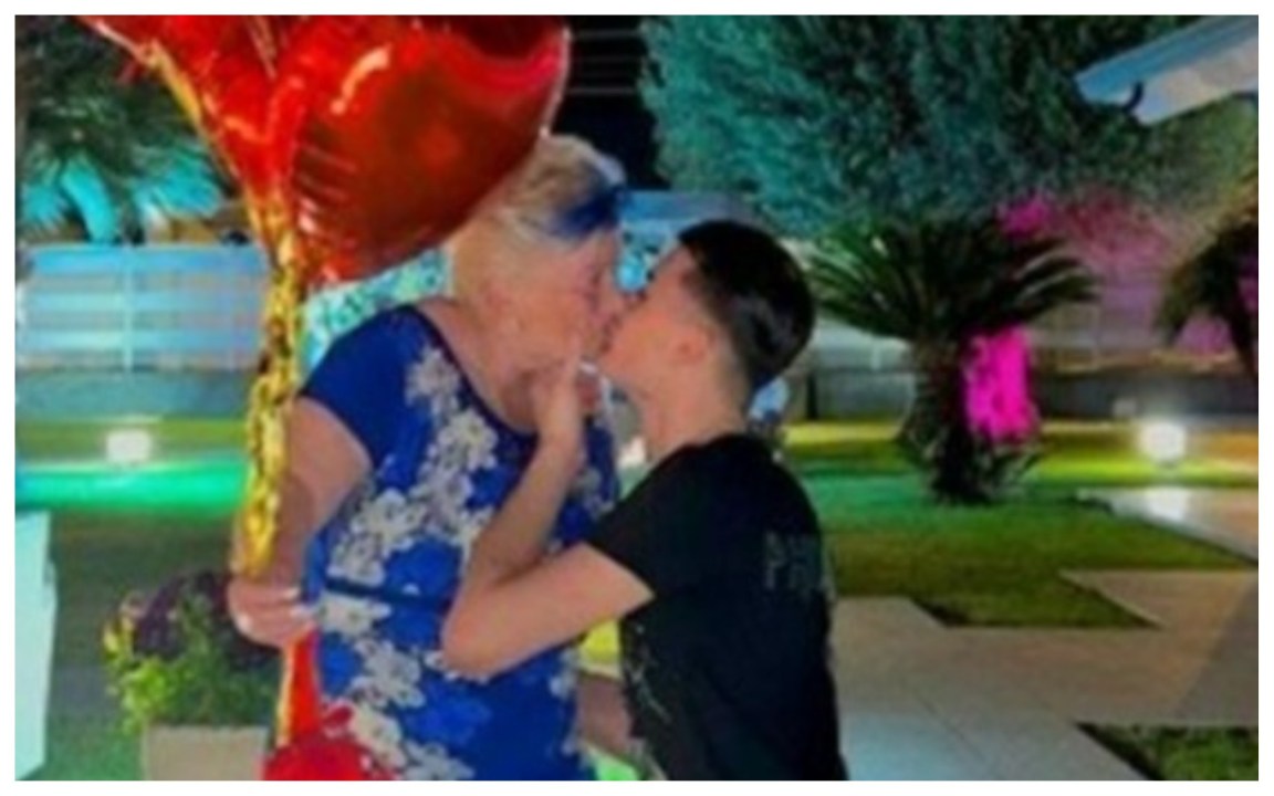 Diciannovenne chiede la mano alla fidanzata 76enne: il video è virale su TikTok