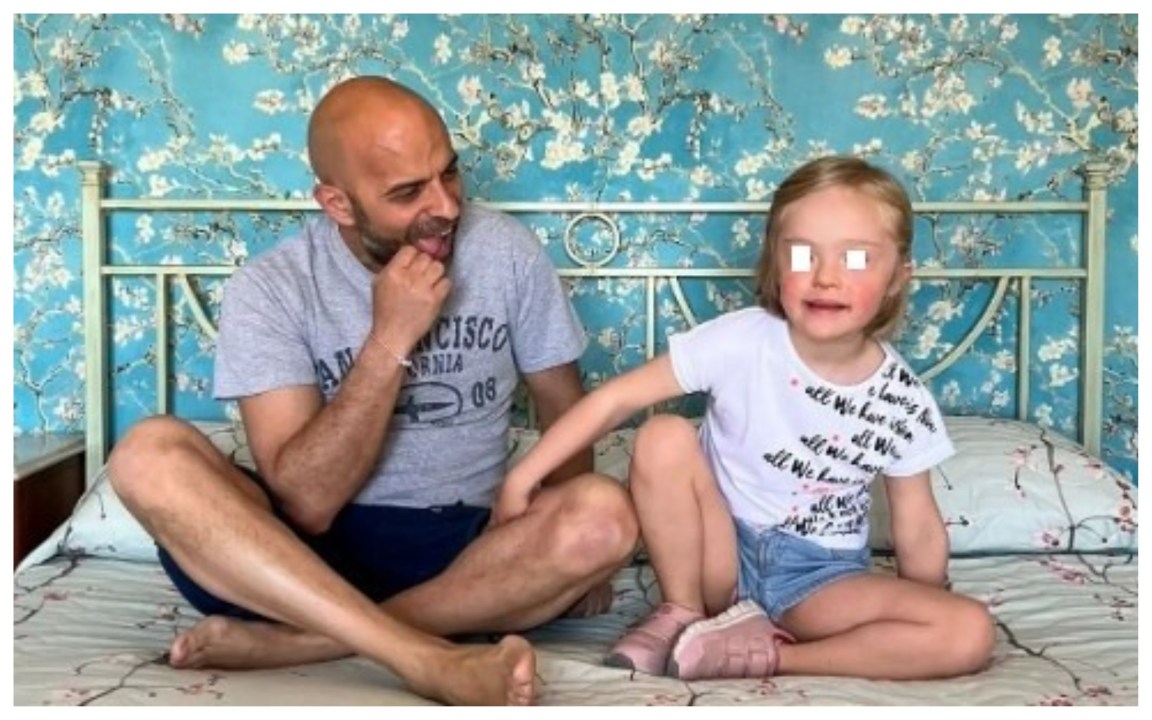 Luca Trapanese, lo sfogo del papà di Alba: “Mia figlia Down offesa in spiaggia”