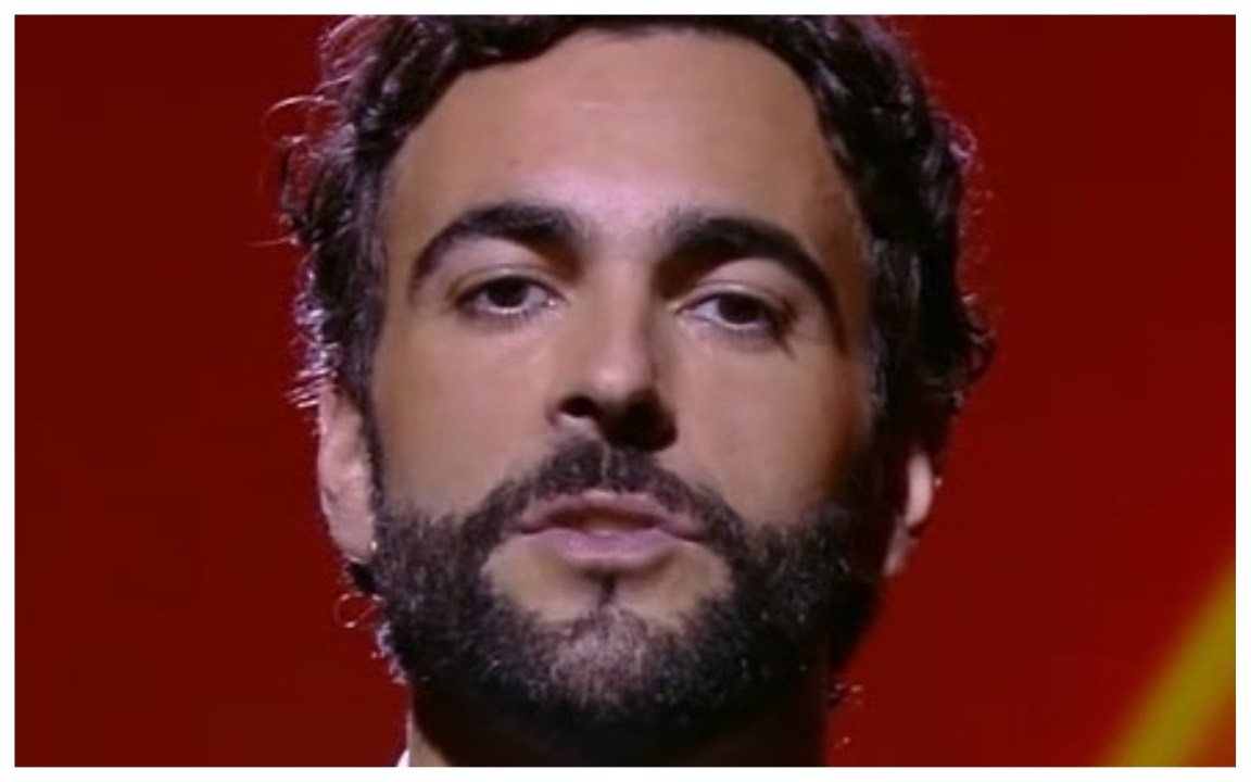 Marco Mengoni con le stampelle a “Le Iene”: ecco cosa è successo