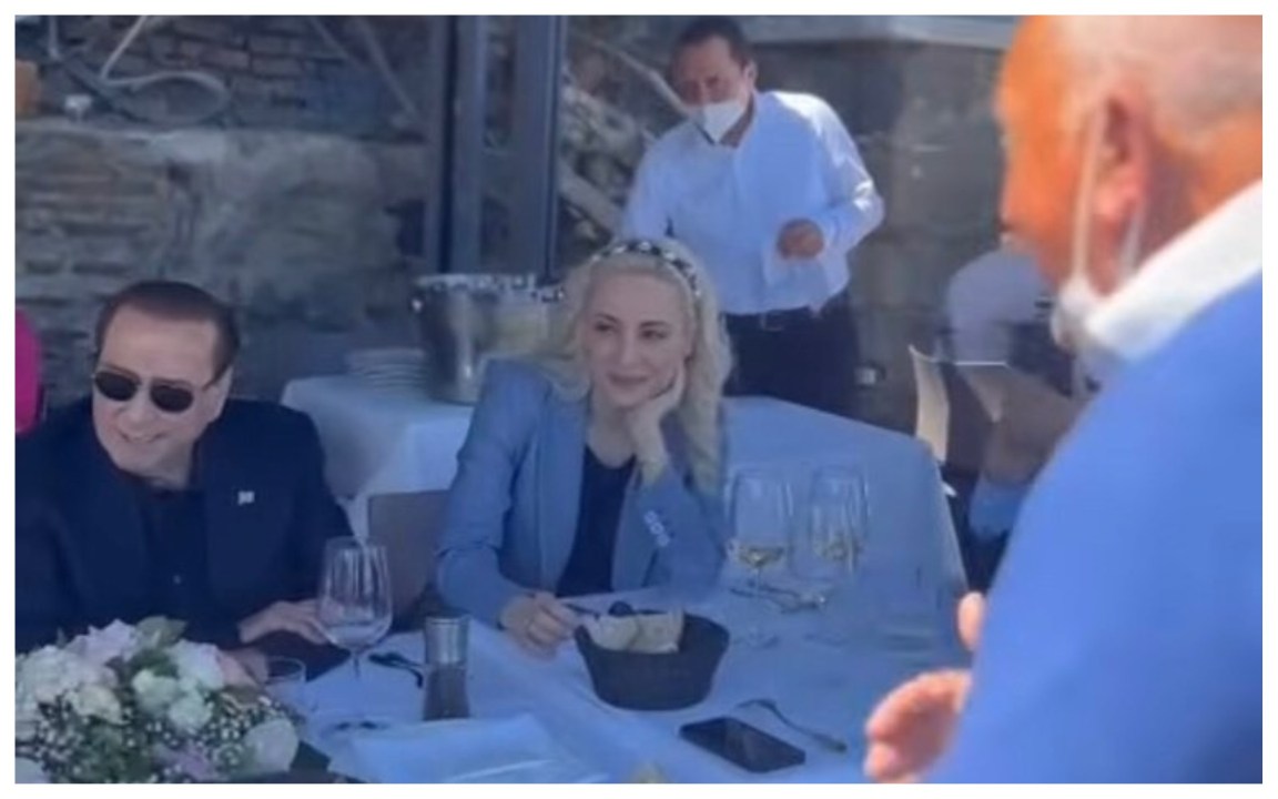 Berlusconi e Marta Fascina a Napoli, il video del pranzo da Cicciotto a Marechiaro