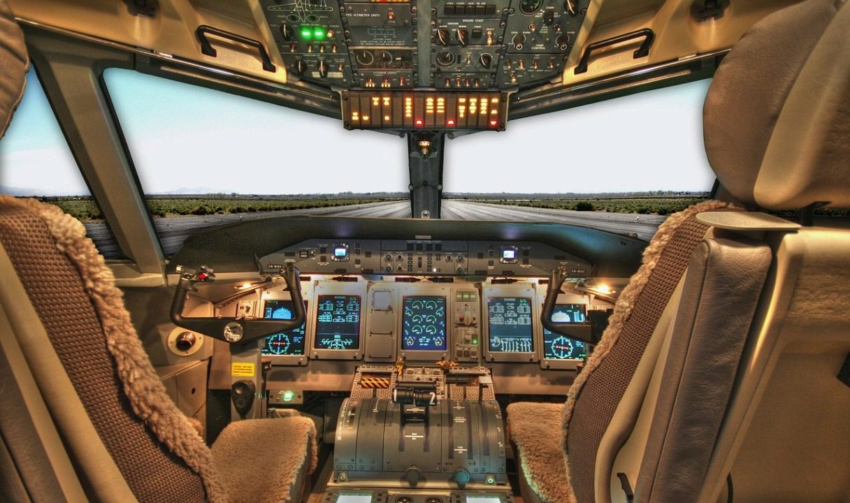 Sess0 con l’allieva nella cabina di pilotaggio, pilota licenziato per il video h0t