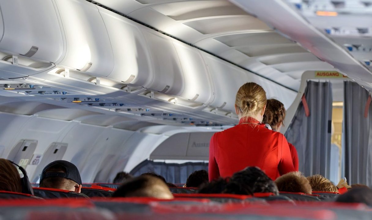 Si masturba in aereo prima del decollo davanti a numerosi bambini