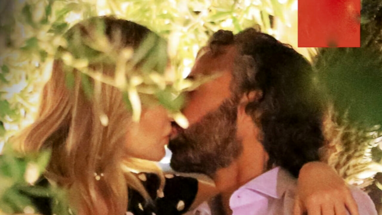 La nota attrice bacia la sua nuova fiamma: a inizio giugno aveva rotto con il fidanzato
