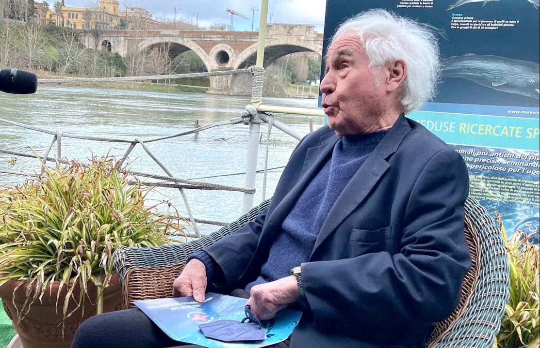 Il fondatore del WWF: “L’ultima volta che ho fatto la doccia ero giovane”