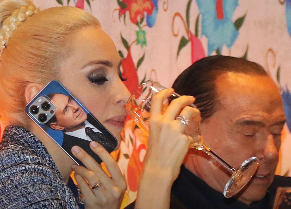 Marta Fascina, la cover del suo smartphone è una foto di Berlusconi giovane