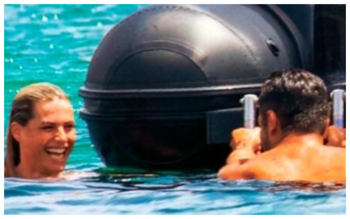 L’estate bollente di Michelle Hunziker, l’ortopedico le bacia il lato B in gommone