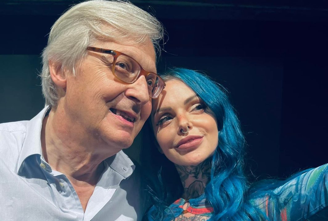 Sgarbi in posa con la sexy Suicide Girl: “Tanta roba quest’anno a Etna Comics, tornerò”