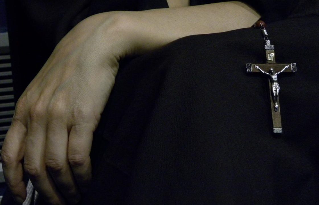 “Due giovani nudi nel confessionale”, notte da incubo per otto suore di clausura